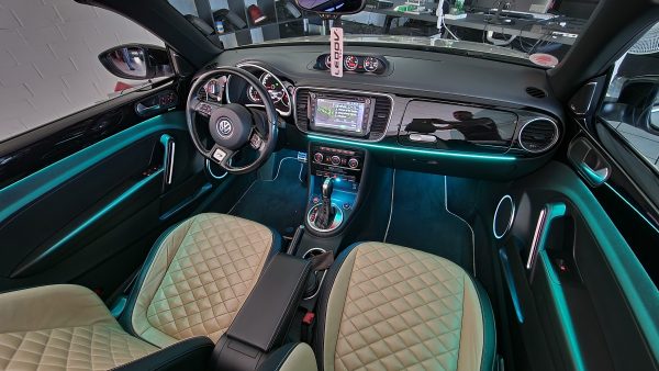 VW Beetle Ambientebeleuchtung im Innenraum eines VW Beetle mit grünem Licht