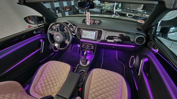 VW Beetle Ambientebeleuchtung im Innenraum eines VW Beetle mit grünem Licht