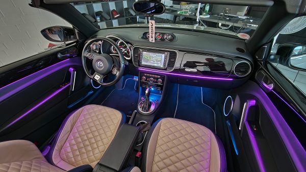 VW Beetle Ambientebeleuchtung im Innenraum eines VW Beetle mit grünem Licht