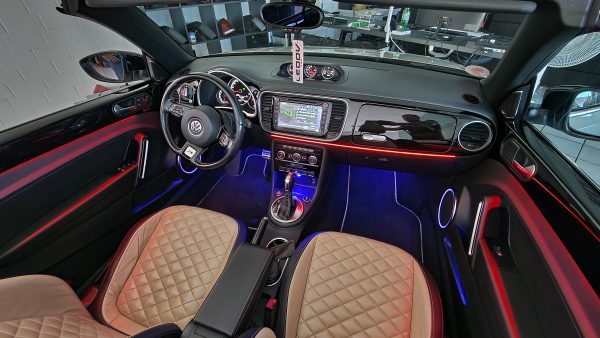 VW Beetle Ambientebeleuchtung im Innenraum eines VW Beetle mit grünem Licht