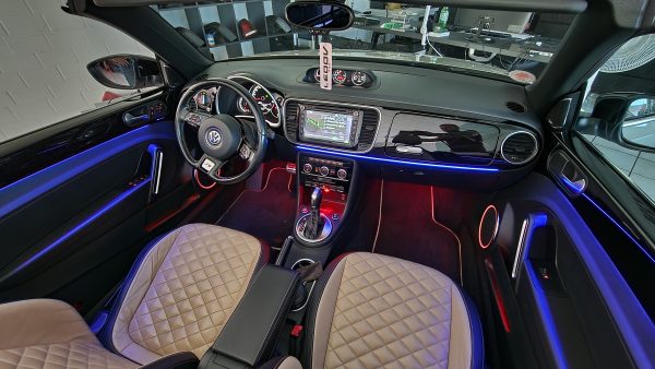 VW Beetle Ambientebeleuchtung im Innenraum eines VW Beetle mit grünem Licht