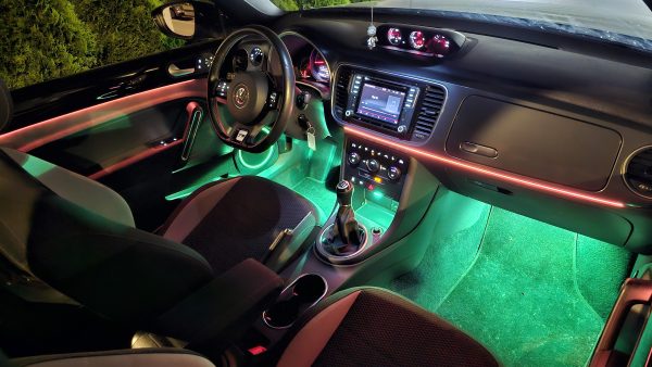 VW Beetle Ambientebeleuchtung im Innenraum eines VW Beetle mit grünem Licht