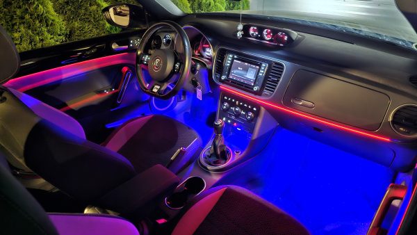 VW Beetle Ambientebeleuchtung im Innenraum eines VW Beetle mit grünem Licht