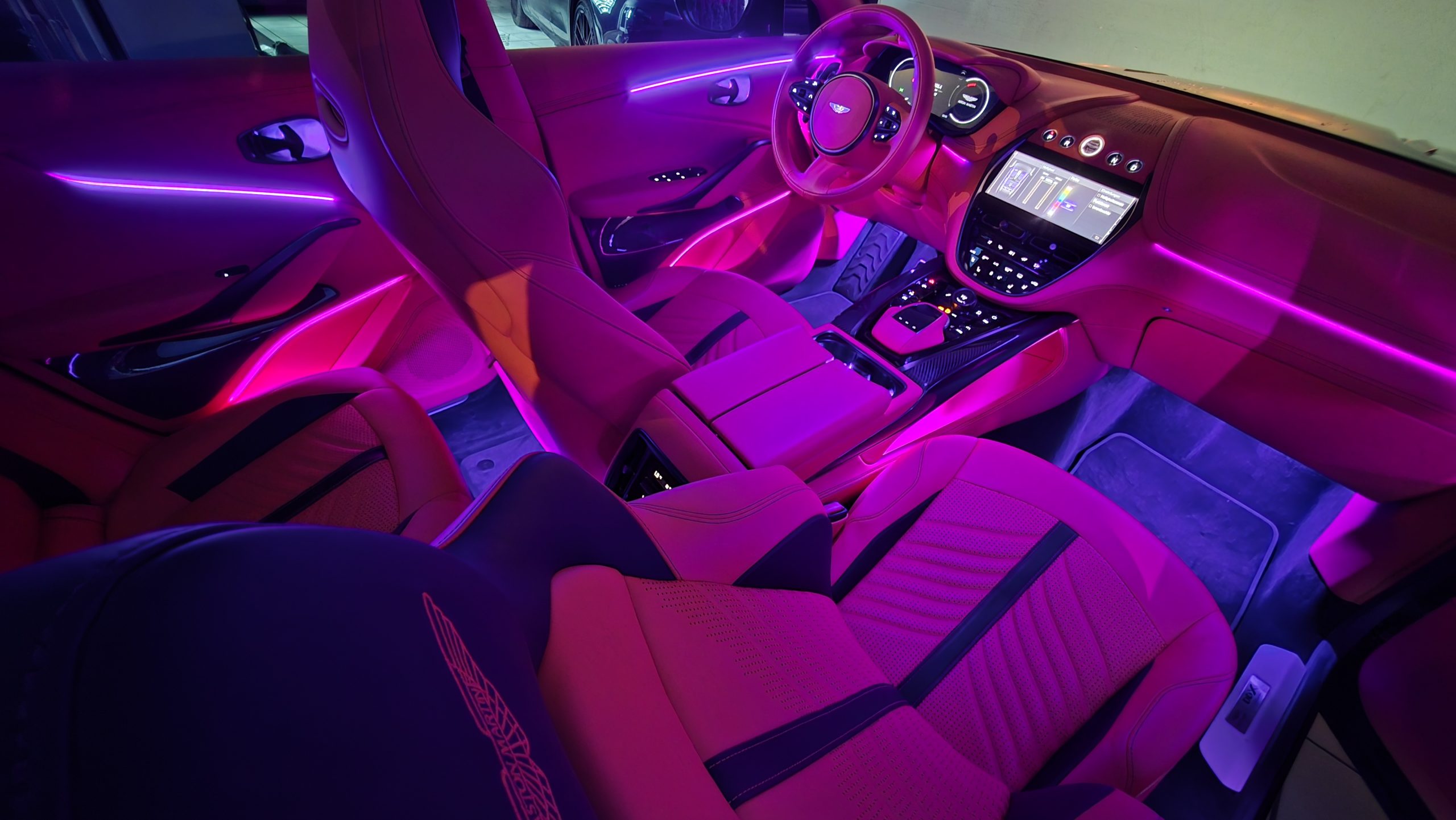 Aston Martin DBX LED Ambientebeleuchtung inkl. Einbau10