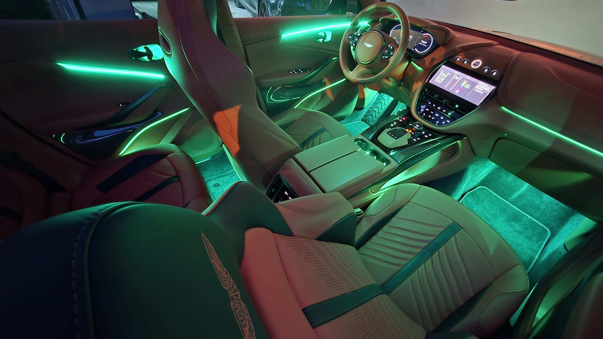 Aston Martin DBX LED Ambientebeleuchtung inkl. Einbau8