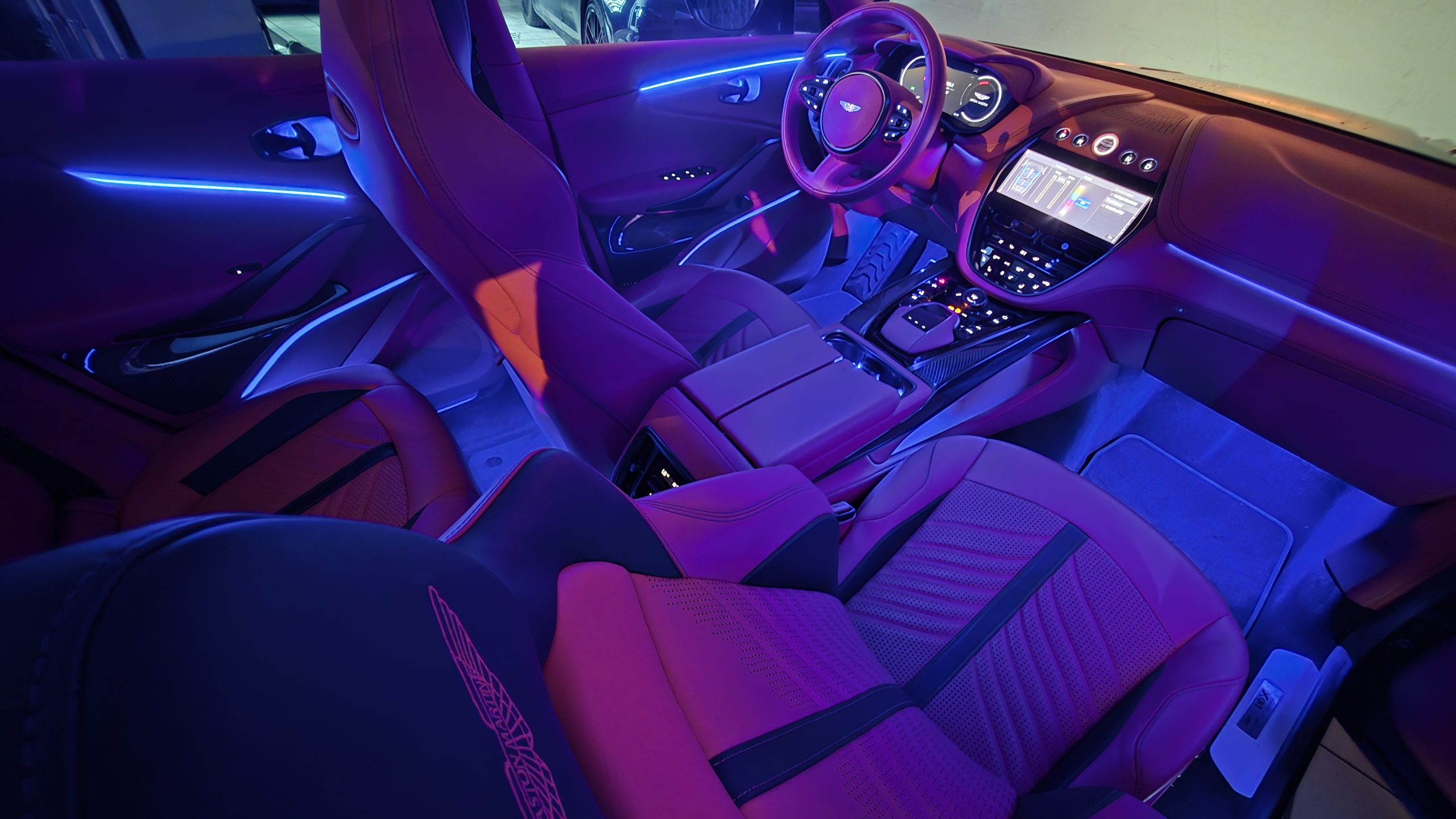 Aston Martin DBX LED Ambientebeleuchtung inkl. Einbau9