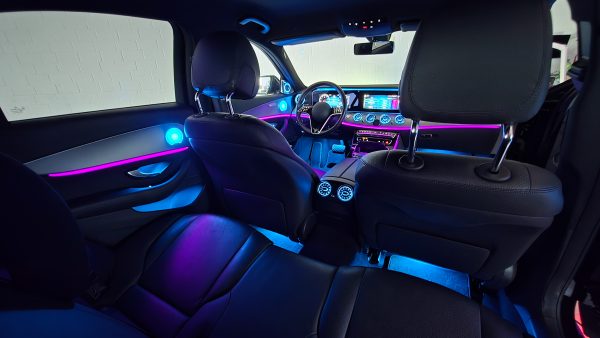 Innenraum Mercedes E-Klasse W213 mit Ambientebeleuchtung und modernem Display-System
