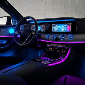 Innenraum Mercedes E-Klasse W213 mit Ambientebeleuchtung und modernem Display-System