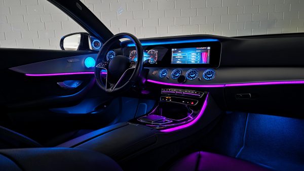 Innenraum Mercedes E-Klasse W213 mit Ambientebeleuchtung und modernem Display-System