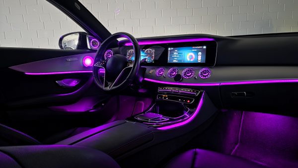 Innenraum Mercedes E-Klasse W213 mit Ambientebeleuchtung und modernem Display-System