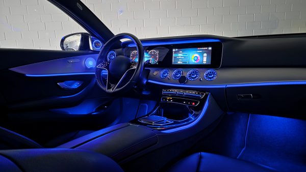 Innenraum Mercedes E-Klasse W213 mit Ambientebeleuchtung und modernem Display-System
