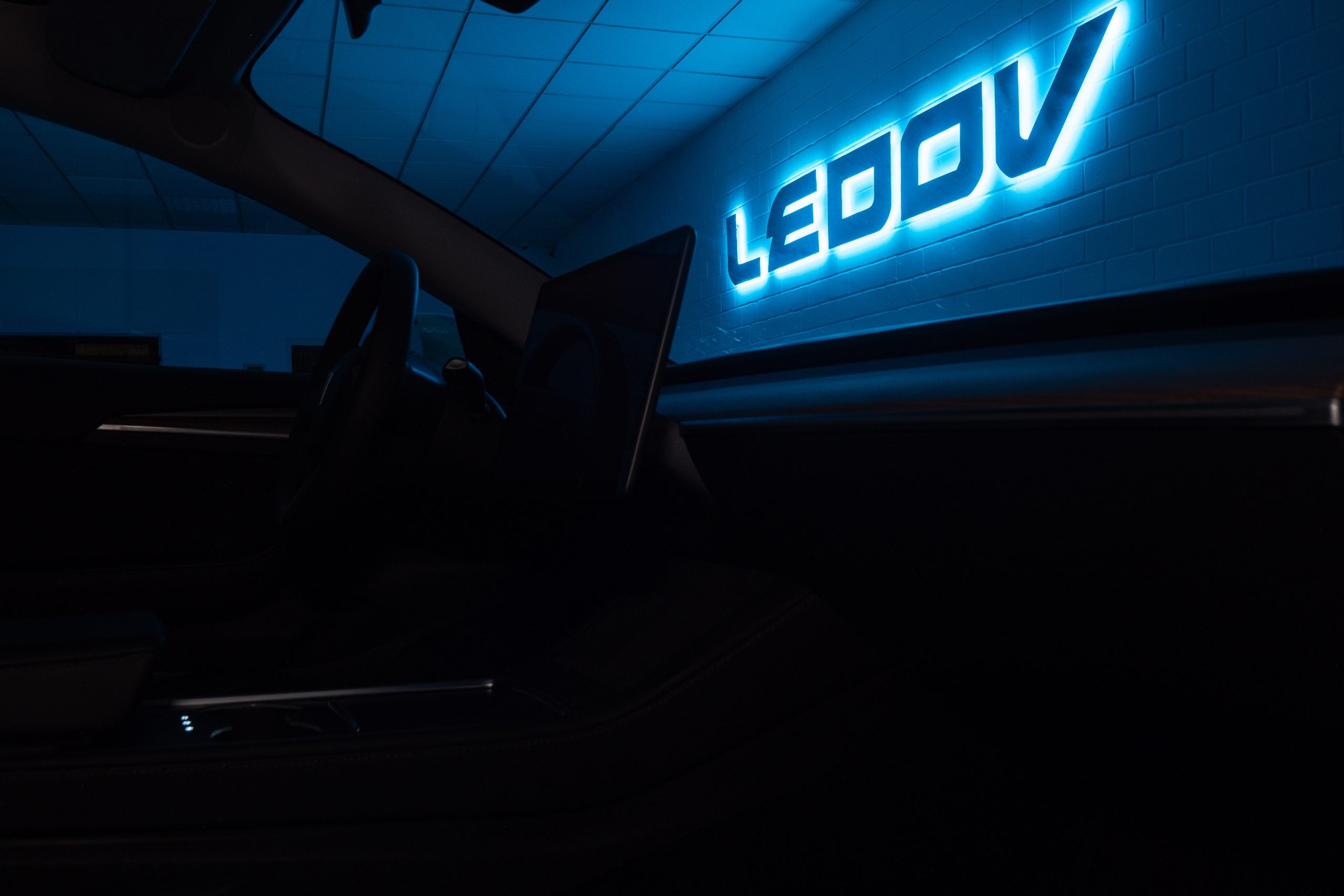 Tesla Model Y und Model 3 LED Ambientebeleuchtung inkl. Einbau24
